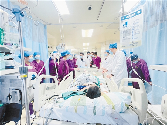 专家教授查房。 专家教授查房。
