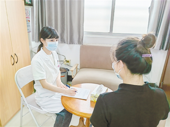 心理治疗师为青少年进行心理治疗。 心理治疗师为青少年进行心理治疗。