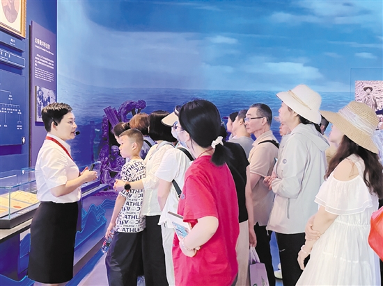 暑假期间,中国侨都华侨华人博物馆吸引众多游客游览。 暑假期间,中国侨都华侨华人博物馆吸引众多游客游览。