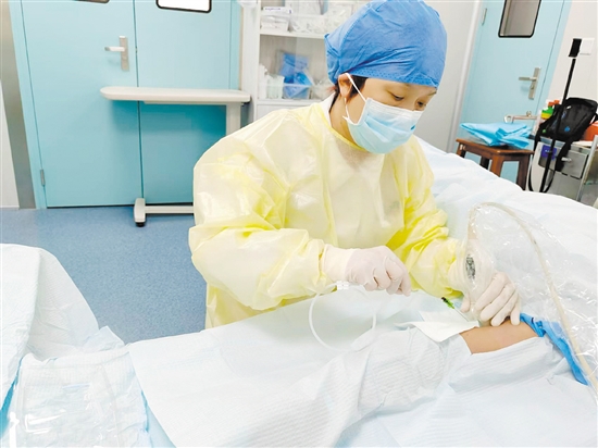 为患者进行超声引导下PICC置管术。 为患者进行超声引导下PICC置管术。