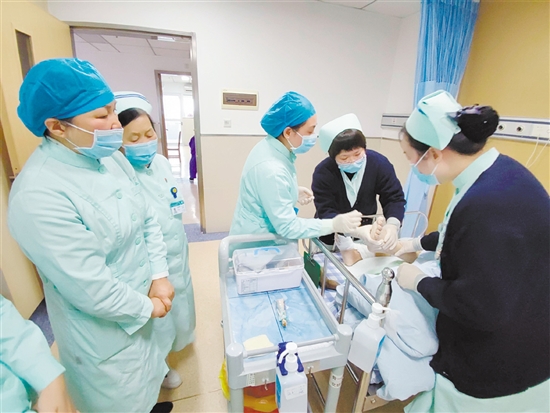 进行糖尿病足换药护理。 进行糖尿病足换药护理。