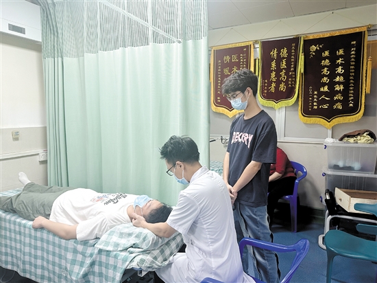 越来越多年轻人青睐中医推拿。 越来越多年轻人青睐中医推拿。