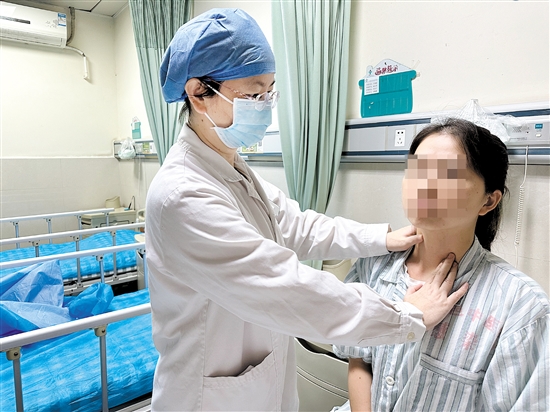 医生帮患者检查甲状腺。 医生帮患者检查甲状腺。