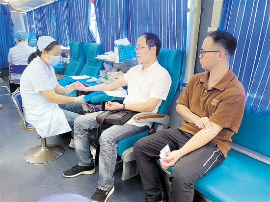 热心市民积极捐献热血。 热心市民积极捐献热血。