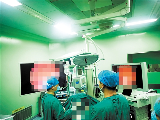 医生为患者进行手术治疗。 医生为患者进行手术治疗。