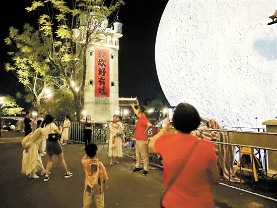 市民游客在赤坎华侨古镇拍照留念。 市民游客在赤坎华侨古镇拍照留念。