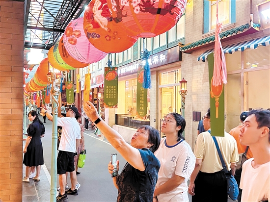 市民游客在中国侨都华侨华人博物馆猜灯谜。 市民游客在中国侨都华侨华人博物馆猜灯谜。