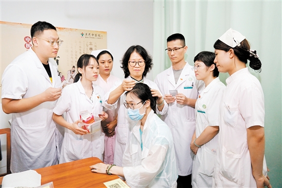 “简便验廉”的中医药服务,受到百姓欢迎。 “简便验廉”的中医药服务,受到百姓欢迎。