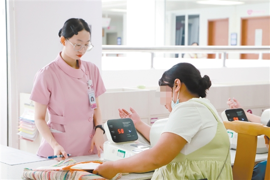 医护人员对孕妇进行相关检查。 医护人员对孕妇进行相关检查。