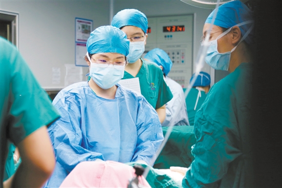 目前,江门市妇幼保健院能够成熟开展多项四级高难度手术。 目前,江门市妇幼保健院能够成熟开展多项四级高难度手术。