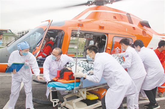 2017年,全市首例“空中120”急救病人成功转运。 2017年,全市首例“空中120”急救病人成功转运。