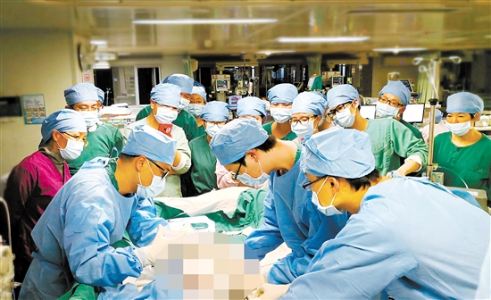 江门市首例应用VV-ECMO救治重症肺炎患者。 江门市首例应用VV-ECMO救治重症肺炎患者。