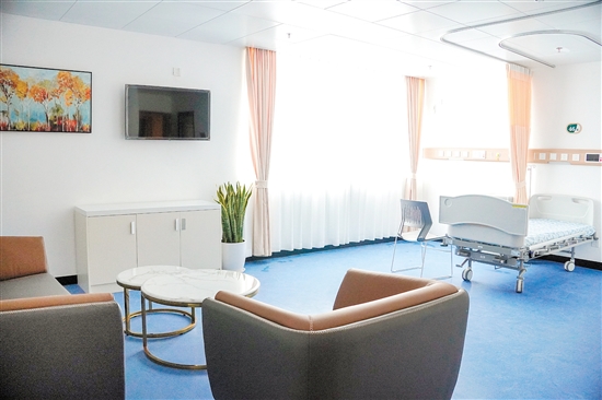 新建的外科楼病房环境十分温馨。 新建的外科楼病房环境十分温馨。