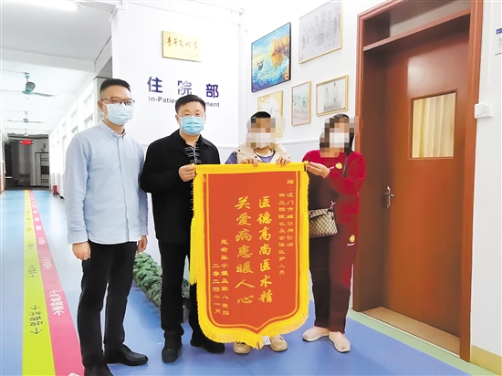 患者康复后向江门市结核病防治所赠送锦旗表示感谢。 患者康复后向江门市结核病防治所赠送锦旗表示感谢。