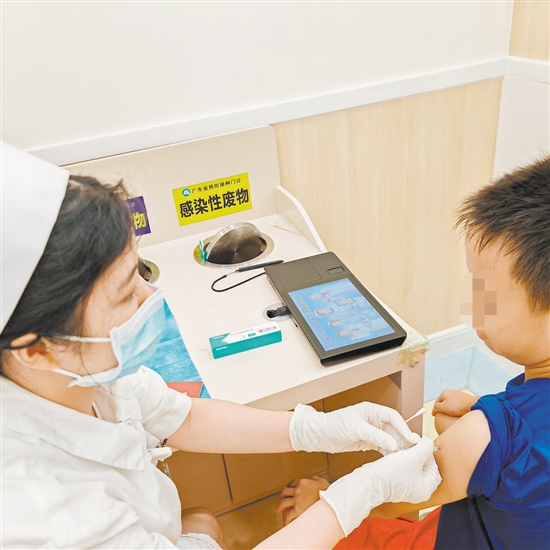 医护人员为孩子接种流感疫苗。 医护人员为孩子接种流感疫苗。