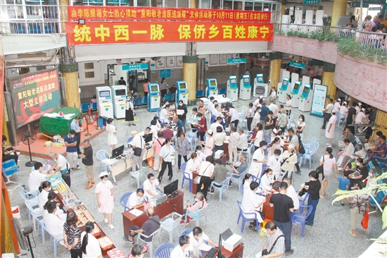 义诊活动现场人头攒动。 义诊活动现场人头攒动。