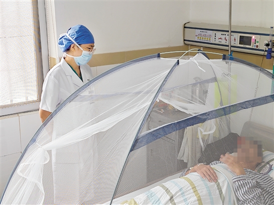 医生在询问登革热患者情况。 医生在询问登革热患者情况。