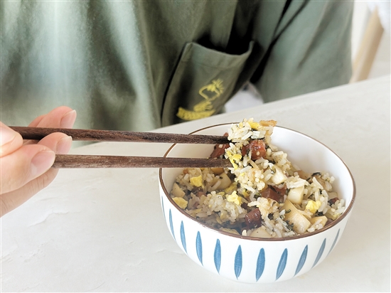 米饭煮熟后如果储存不当再拿来炒饭吃,或会导致“炒饭综合征”。 米饭煮熟后如果储存不当再拿来炒饭吃,或会导致“炒饭综合征”。