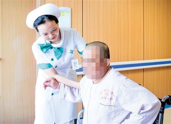 护士搀扶双下肢无力患者上病床。 护士搀扶双下肢无力患者上病床。