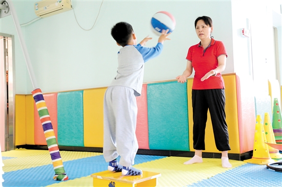 患儿在专业人士指导下进行感统训练。 患儿在专业人士指导下进行感统训练。