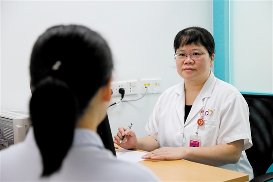 梁宝珠为不孕不育患者看诊。 梁宝珠为不孕不育患者看诊。