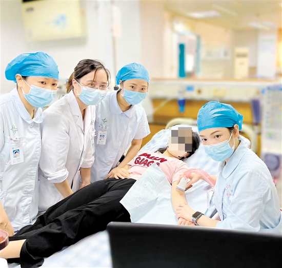 医护人员在B超引导下制作内瘘图。 医护人员在B超引导下制作内瘘图。