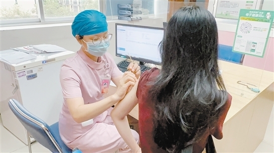 护士在给市民打HPV疫苗。 护士在给市民打HPV疫苗。