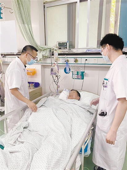 医生在查看患者病情。 医生在查看患者病情。