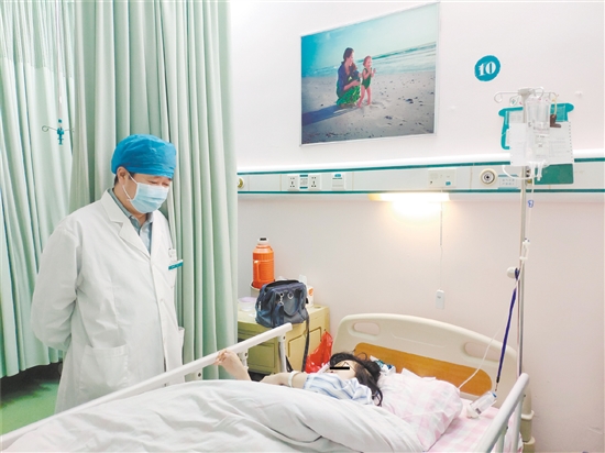 医生询问红斑狼疮患者身体情况。 医生询问红斑狼疮患者身体情况。