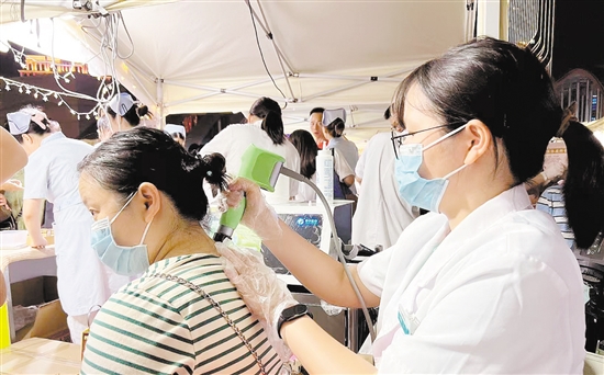 医护人员变身“夜市摊主”,免费为群众提供中医药诊疗服务。 医护人员变身“夜市摊主”,免费为群众提供中医药诊疗服务。