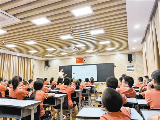 中医药专家走进学校进行中医药文化科普。 中医药专家走进学校进行中医药文化科普。