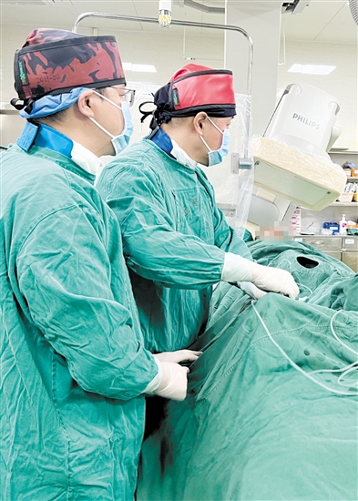 介入医生穿着20公斤重的铅衣为患者进行手术。 介入医生穿着20公斤重的铅衣为患者进行手术。