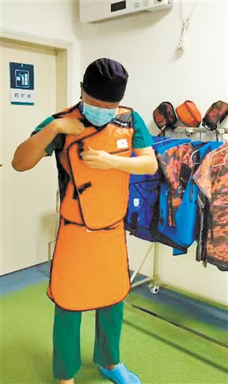 为了保护自己,每次进行介入手术前,医生必须“全副武装”。 为了保护自己,每次进行介入手术前,医生必须“全副武装”。