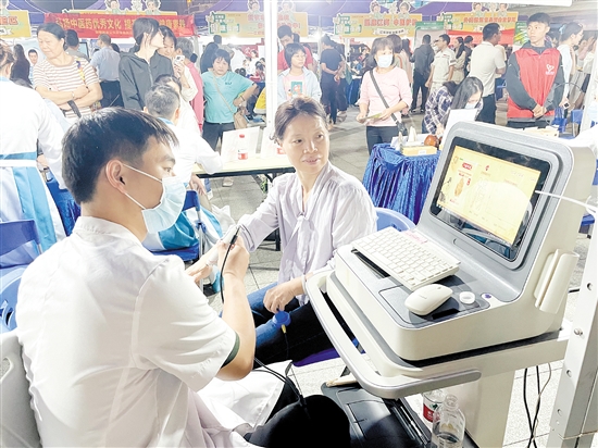 活动现场,市民在进行中医人体经络检测。 活动现场,市民在进行中医人体经络检测。