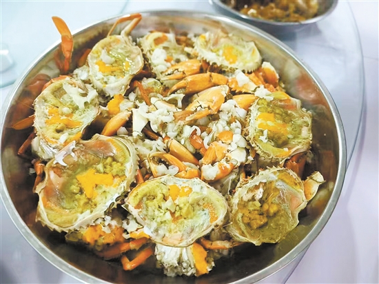 螃蟹中的嘌呤含量较高，所以要管好自己的嘴。