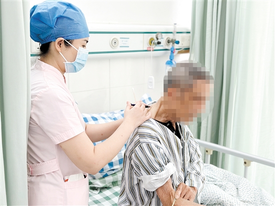 江门市五邑中医院肺病科采用中西医结合治疗慢阻肺,图为自体血穴位注射。 江门市五邑中医院肺病科采用中西医结合治疗慢阻肺,图为自体血穴位注射。