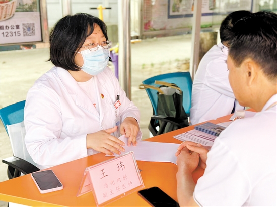 医生为消化道患者看诊。 医生为消化道患者看诊。