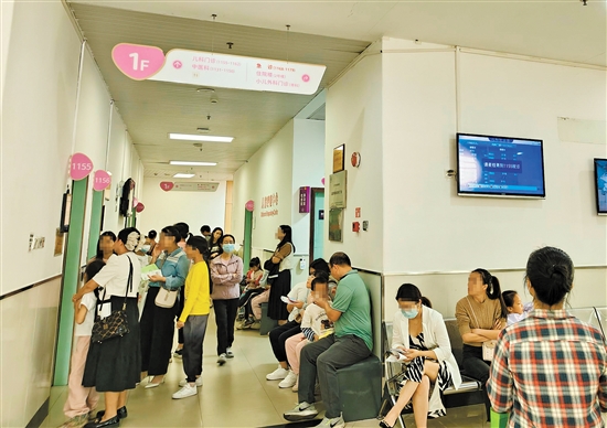 我市不少医院的儿科门诊接诊量有明显增长趋势。 我市不少医院的儿科门诊接诊量有明显增长趋势。