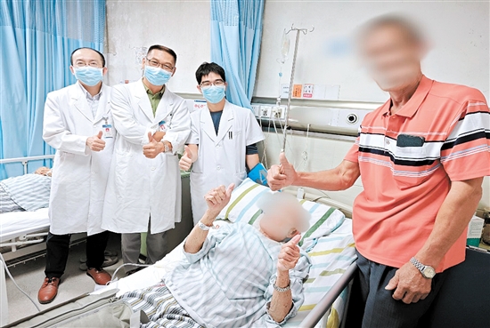 患者及家属为医护人员点赞。 患者及家属为医护人员点赞。