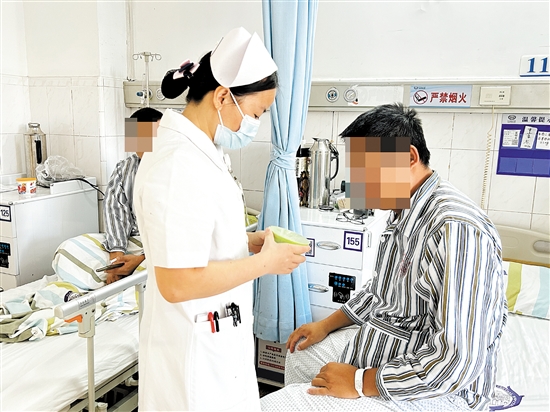 糖尿病患者需要严格控制饮食。 糖尿病患者需要严格控制饮食。