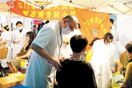 市民在夜市体验中医传统疗法。 市民在夜市体验中医传统疗法。