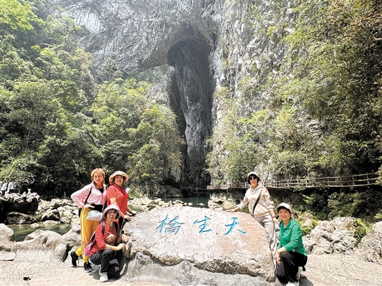 老年人旅游市场潜力巨大。 老年人旅游市场潜力巨大。