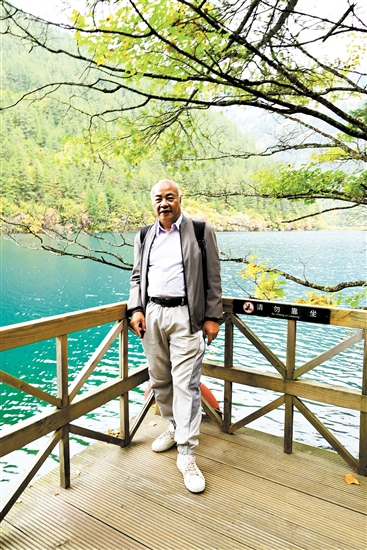 今年10月,袁老师在四川九寨沟游玩。 今年10月,袁老师在四川九寨沟游玩。