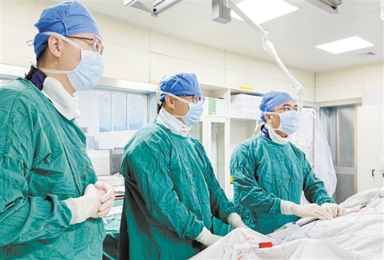 心血管内科团队为患者实施高难度的ECMO辅助TAVR手术。 心血管内科团队为患者实施高难度的ECMO辅助TAVR手术。