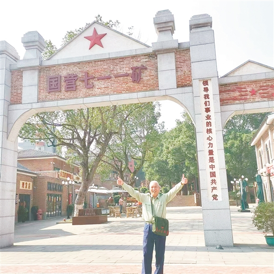 周忠东热衷红色旅游。 周忠东热衷红色旅游。