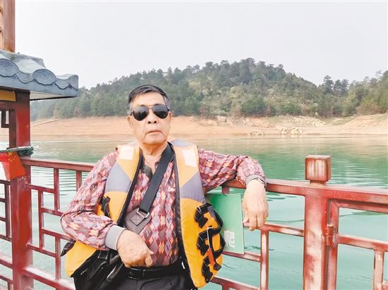 何华晃在外旅游,投身大自然的怀抱。 何华晃在外旅游,投身大自然的怀抱。