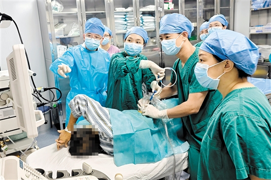 介入团队进行PTCD术。 介入团队进行PTCD术。