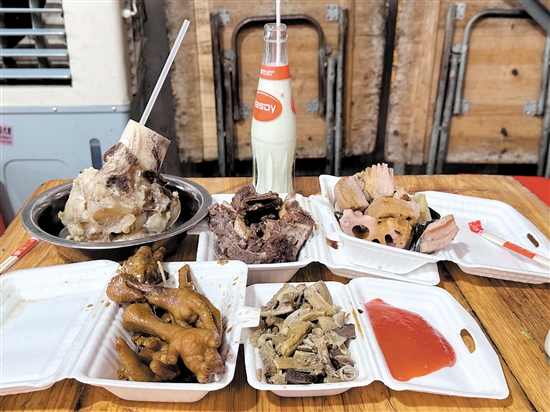 月山“三点三”小吃街的美食味道不错。 月山“三点三”小吃街的美食味道不错。