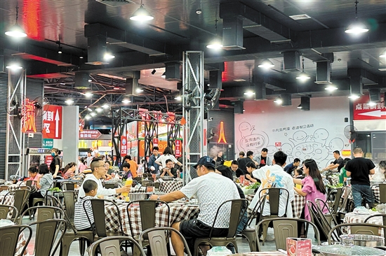 五洞牛肉吸引八方游客前来品尝。 五洞牛肉吸引八方游客前来品尝。