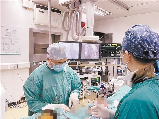 医生为患者实施介入手术。 医生为患者实施介入手术。